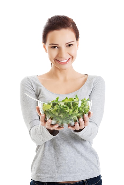 Kobieta z miską sałatki